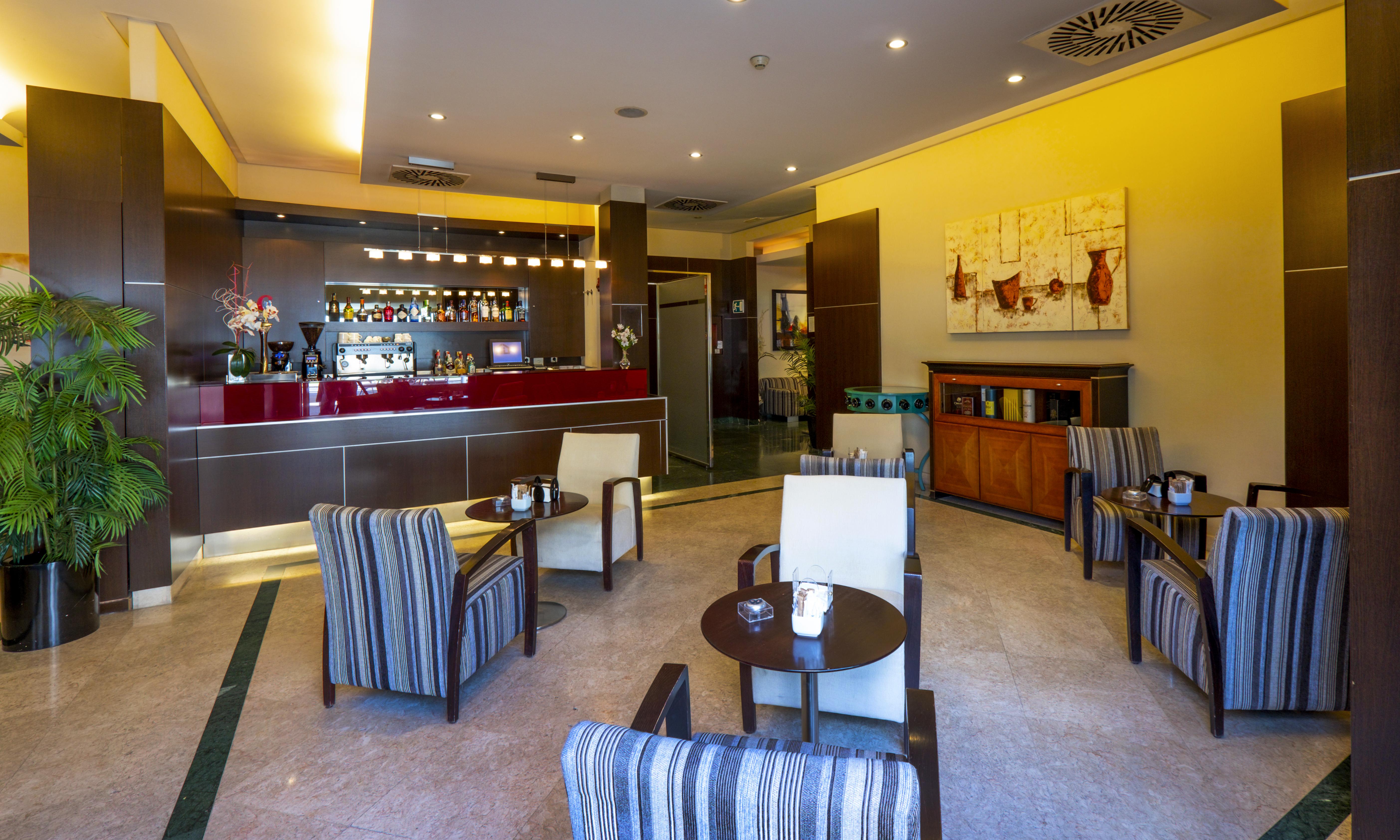 กรัน โฮเทล อัตติกา 21 บาส โรซัส Hotel ลัสโรซัส เด มาดริด ภายนอก รูปภาพ