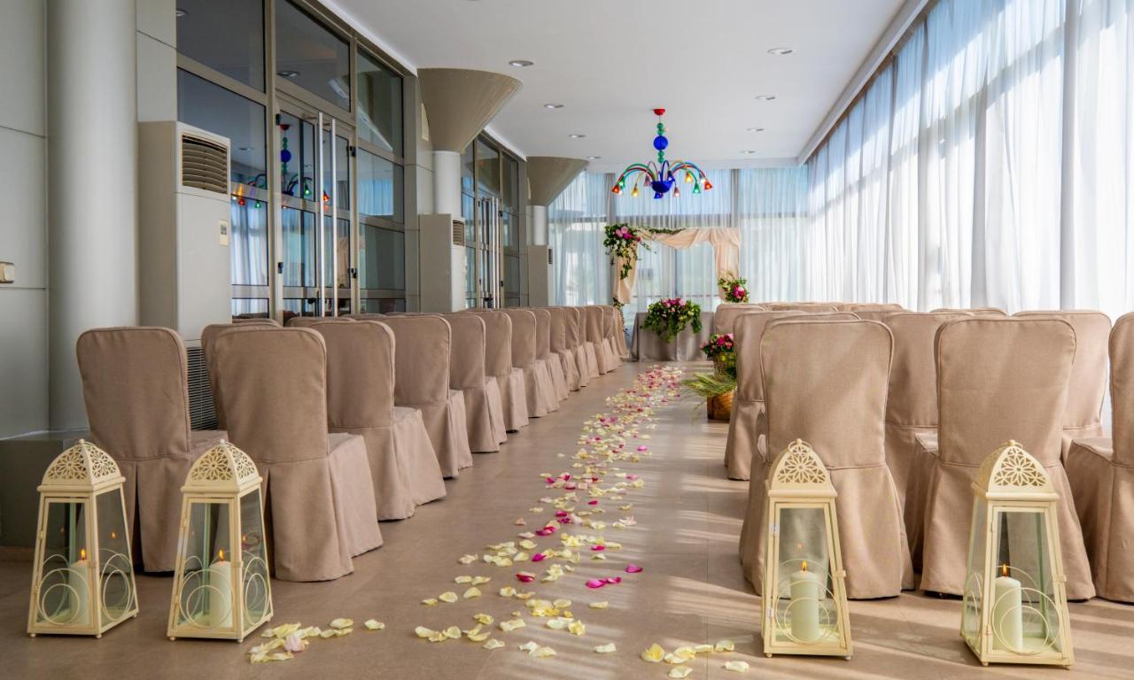กรัน โฮเทล อัตติกา 21 บาส โรซัส Hotel ลัสโรซัส เด มาดริด ภายนอก รูปภาพ
